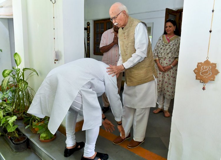 303 सीटों से भाजपा की प्रचंड जीत, मोदी ने आडवाणी और मुरली मनोहर जोशी से लिया आशीर्वाद  