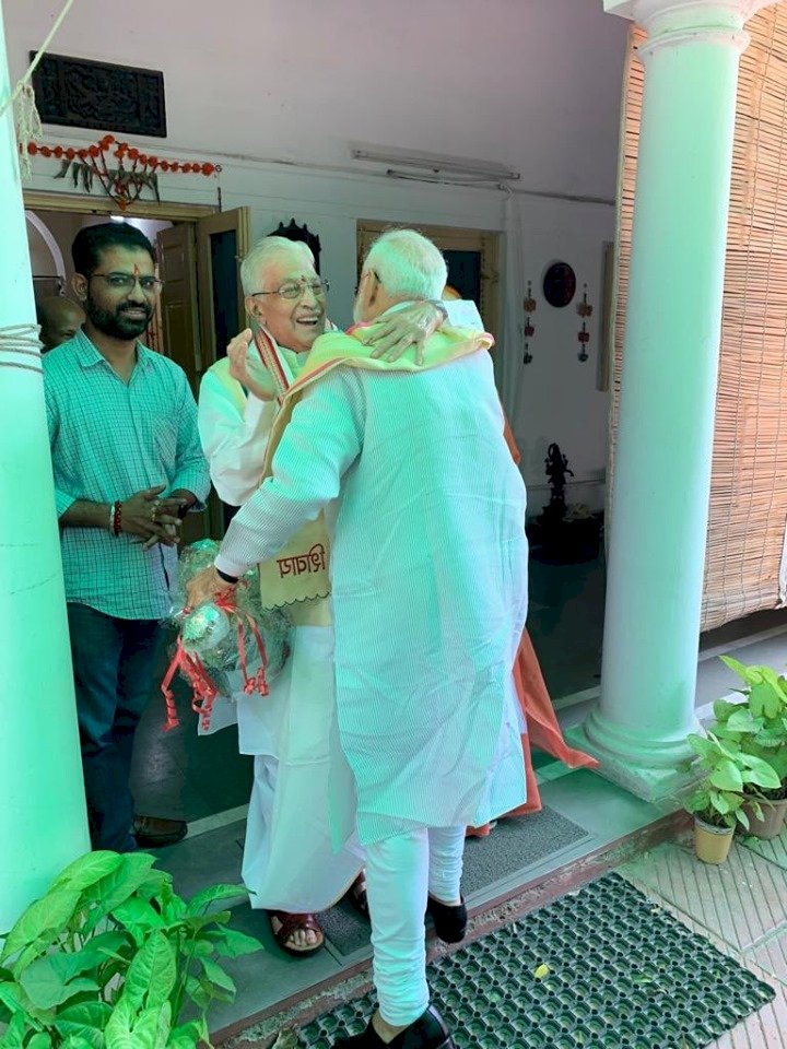 303 सीटों से भाजपा की प्रचंड जीत, मोदी ने आडवाणी और मुरली मनोहर जोशी से लिया आशीर्वाद  