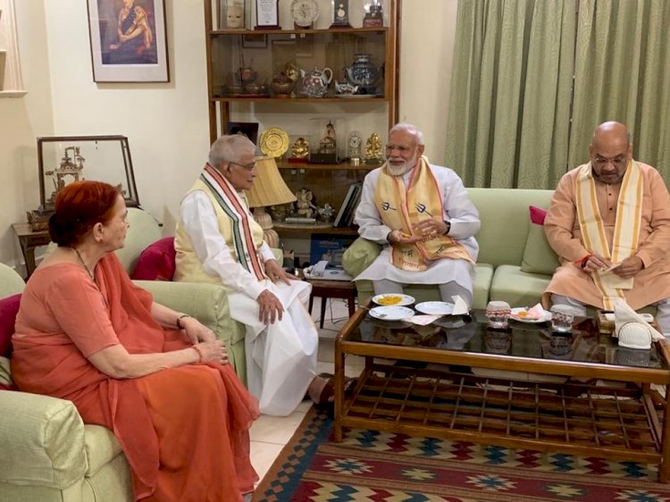 303 सीटों से भाजपा की प्रचंड जीत, मोदी ने आडवाणी और मुरली मनोहर जोशी से लिया आशीर्वाद  