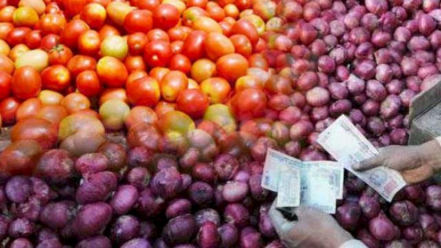 आखिर क्यों टमाटर हुए जा रहे हैं सेब और जनता को रुला रहे हैं प्याज?