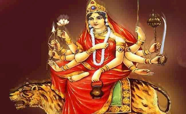 माँ चंद्रघंटा अपने साधकों को सुख-संपन्नता, ऐश्वर्य-कीर्ति एवं सुखी गृहस्थ जीवन का देती हैं वरदान