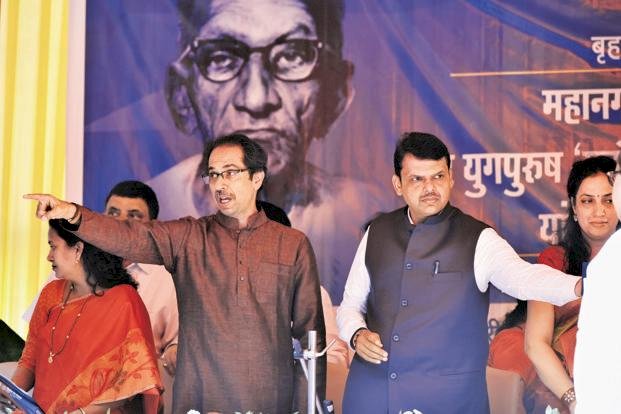 महाराष्ट्र में बीजेपी-शिवसेना के बीच सीएम पद पर अभी भी फंसा है पेंच, संख्या बल बढ़ाने में जुटे हैं दोनों दल