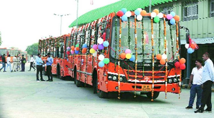 दिल्ली की महिलाओं को भाई दूज पर तोहफा, DTC और कलस्टर बसों में कर सकेंगी मुफ्त यात्रा, लेना होगा गुलाबी टोकन