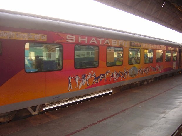 यात्रीगण कृपया ध्यान दें! शताब्दी एक्सप्रेस में अब 500 मिलीलीटर ही मिलेगा निःशुल्क पानी, रेलवे बोर्ड का आदेश