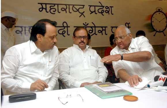 महाराष्ट्र : मुख्यमंत्री देवेंद्र फडणवीस और उप-मुख्यमंत्री अजित पवार ने दिया इस्तीफा, शपथ ग्रहण के चौथे ही दिन गिरि सरकार,फडणवीस ने शिवसेना पर साधा निशाना