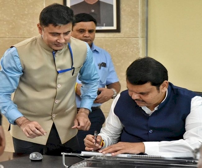 महाराष्ट्र में मुख्यमंत्री देवेंद्र फडणनीस ने संभाला कार्यभार,बहुमत साबित करने के लिए 30 नवंबर नहीं,7 दिसंबर तक का मिला है समय,सुप्रीम कोर्ट में मुकुल रोहतगी ने किया खुलासा