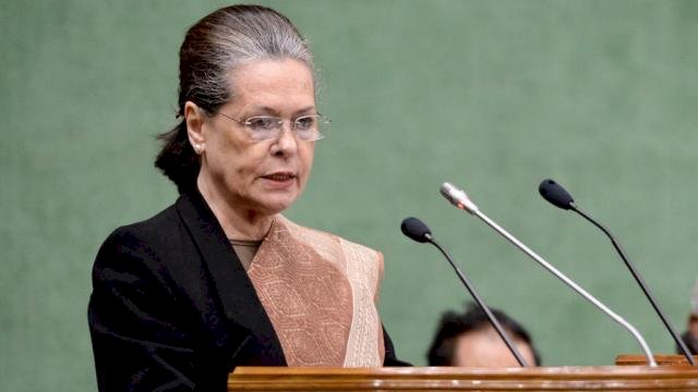 कांग्रेस की अंतरिम अध्यक्ष सोनिया गांधी ने बीजेपी पर साधा निशाना,कहा- बीजेपी ने महाराष्ट्र में लोकतंत्र को नुकसान पहुंचाने का किया शर्मनाक काम 