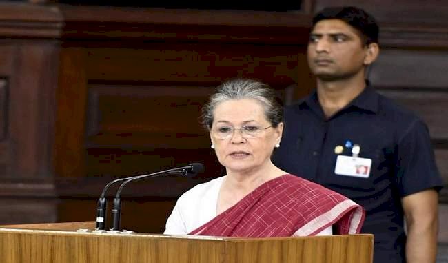 कांग्रेस की अंतरिम अध्यक्ष सोनिया गांधी ने बीजेपी पर साधा निशाना,कहा- बीजेपी ने महाराष्ट्र में लोकतंत्र को नुकसान पहुंचाने का किया शर्मनाक काम 