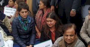 नागरिकता संशोधन कानून : धरना पर बैठे छात्रों को मिला प्रियंका गांधी का साथ, कांग्रेसी नेताओं ने नरेंद्र मोदी सरकार पर साधा निशाना