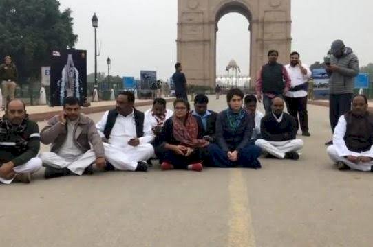 नागरिकता संशोधन कानून : धरना पर बैठे छात्रों को मिला प्रियंका गांधी का साथ, कांग्रेसी नेताओं ने नरेंद्र मोदी सरकार पर साधा निशाना