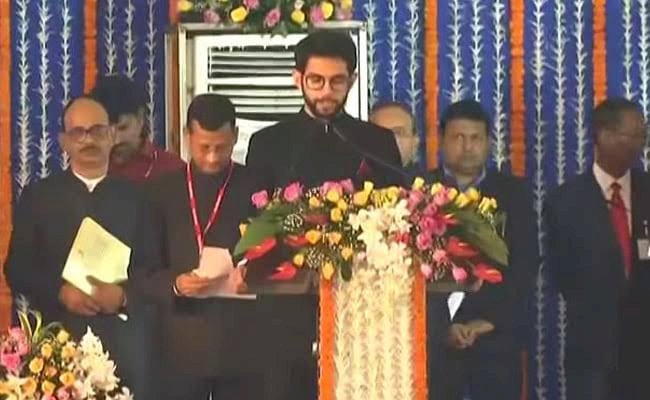 महाराष्ट्र में उद्धव ठाकरे मंत्रिमंडल का विस्तार, एनसीपी के अजित पवार बने उप-मुख्यमंत्री, आदित्य और धनंजय मुंडे को मिला मंत्री पद