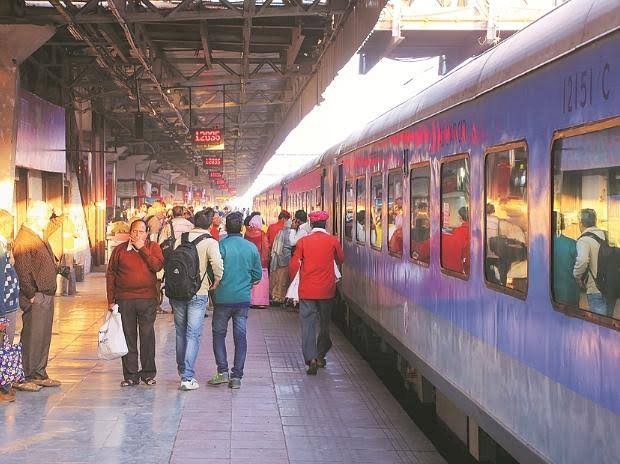 नववर्ष के पहले ही दिन रेल यात्री भाड़े में हुई बढ़ोत्तरी,1 से 4 पैसे प्रति किलोमीटर तक किराया बढ़ने से लंबी दूरी की यात्रा हुई मंहंगी