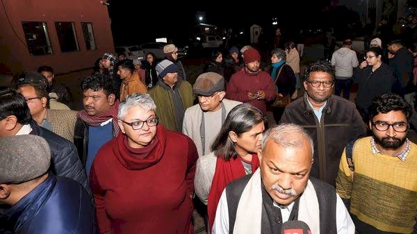 JNU हिंसा : बड़ी संख्या में सुरक्षाकर्मियों की तैनाती,कैंपस छोड़ रहे हैं धबराये छात्र, संभावित प्रदर्शन के मद्देनजर दिल्ली के कई इलाकों में रूट डायर्जन