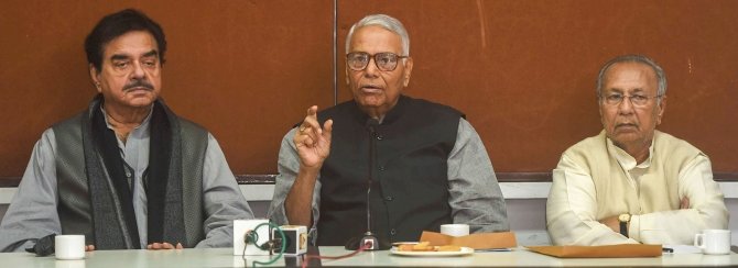 पूर्व केंद्रीय मंत्री यशवंत सिन्हा ने मोदी सरकार के खिलाफ खोला मोर्चा,CAA और NRC के विरोध में शुरू की गांधी शांति यात्रा,NCP प्रमुख शरद पवार ने दिखाई हरी झंडी