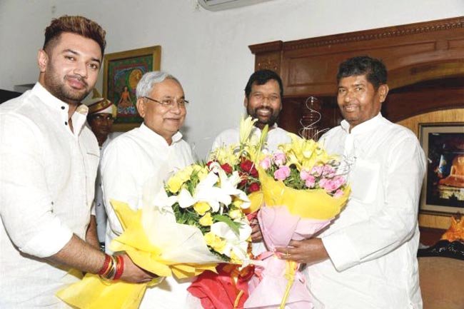 बिहार विधानसभा चुनाव : LJP नेता पशुपति पारस ने प्रशांत किशोर के फार्मूले को नकारा,43 सीटों पर ठोका दावा,JDU प्रदेश अध्यक्ष ने पारस को दी नसीहत
