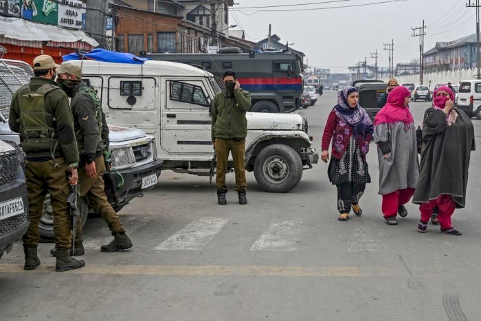 जम्मू-कश्मीर के पांच जिलों में इंटरनेट और ब्रॉडबैंड सेवाएं हुईं बहाल, सोशल मीडिया सेवा को रखा गया है बाहर, एक सप्ताह बाद फिर होगी समीक्षा