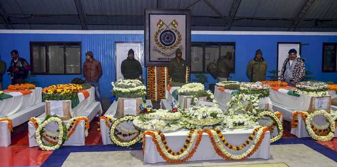 पुलवामा के  शहीदों को सलाम : ‘तुम्हारे शौर्य के गीत,कर्कश शोर में खोये नहीं। गर्व इतना था कि हम देर तक रोये नहीं।, 'हमने भूला नहीं, हमने छोड़ा नहीं।
