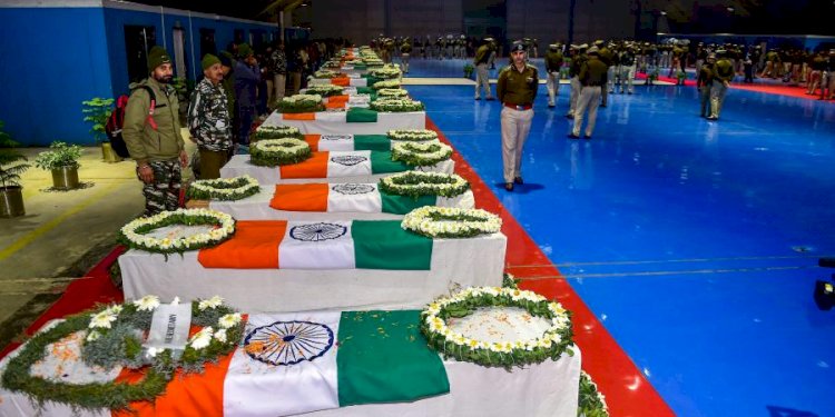 पुलवामा के  शहीदों को सलाम : ‘तुम्हारे शौर्य के गीत,कर्कश शोर में खोये नहीं। गर्व इतना था कि हम देर तक रोये नहीं।, 'हमने भूला नहीं, हमने छोड़ा नहीं।