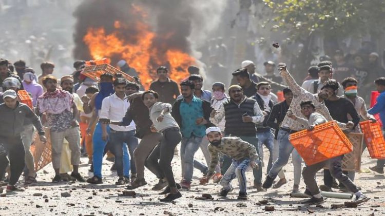सोशल मीडिया यूजर्स सावधान! भड़काऊ वीडियो फैलाया तो दिल्ली सरकार करेगी कार्रवाई, IT Act 56A और IPC की धारा 153A और 506 के तहत दर्ज होगा मुकदमा