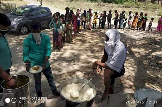 Corona Effect : झारखंड के धनबाद में कोरोना संकट के बीच जरूरतमंदों के लिए फरिश्ता बना यह परिवार,प्रतिदिन 200 से 250 लोगों को करा रहा है भोजन