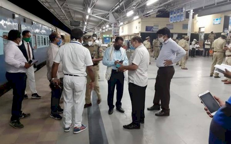 Corona Update : भारतीय रेलवे प्रवासी मजदूरों के लिए चलाएगी और स्पेशल ट्रेन,प्रधानमंत्री के साथ हुई उच्चस्तरीय बैठक में लिया गया फैसला