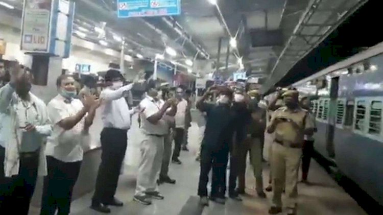 Corona Update : लॉकडाउन में प्रवासी मजदूरों को बड़ी राहत,झारखंड के 1200 मजदूरों को लेकर तेलंगाना से स्पेशल ट्रेन हुई रवाना, रात 11 बजे पहुंचेगी हटिया