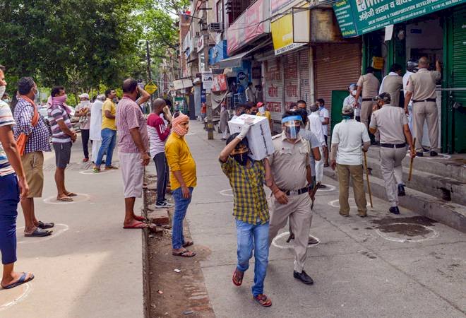 Corona Update : राजधानी दिल्ली समेत तमाम राज्यों में उड़ी लॉकडाउन की धज्जियां,शराब के तलबगारों ने सोशल डिस्टेंसिंग का भी नहीं किया पालन