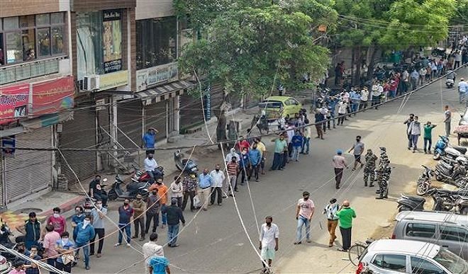 Corona Update : राजधानी दिल्ली समेत तमाम राज्यों में उड़ी लॉकडाउन की धज्जियां,शराब के तलबगारों ने सोशल डिस्टेंसिंग का भी नहीं किया पालन