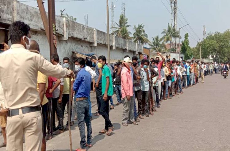 Corona Update : राजधानी दिल्ली समेत तमाम राज्यों में उड़ी लॉकडाउन की धज्जियां,शराब के तलबगारों ने सोशल डिस्टेंसिंग का भी नहीं किया पालन