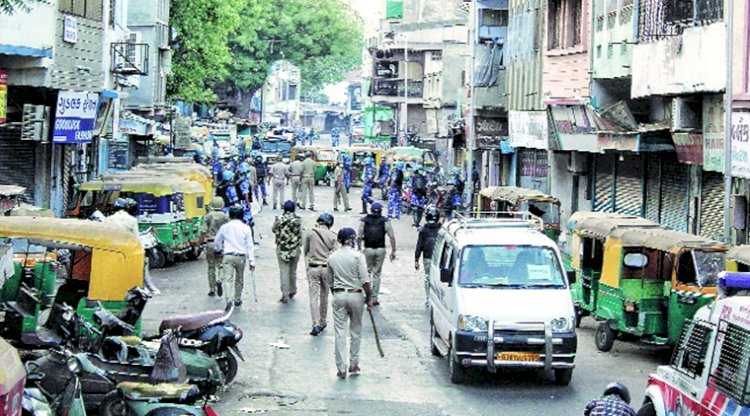Corona Update : गुजरात के अहमदाबाद में उड़ी लॉकडाउन की धज्जियां, बेकाबू भीड़ ने पुलिस पर किया पथराव, 4 पुलिसकर्मी घायल,15 पत्थरबाज गिरफ्तार