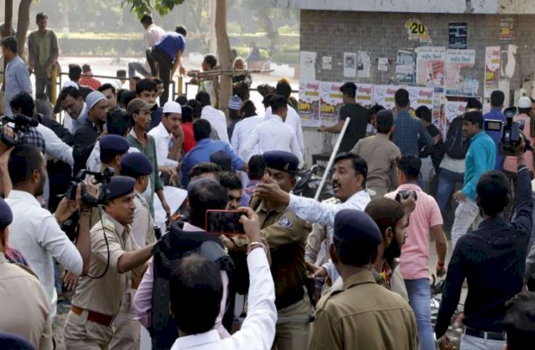 Corona Update : गुजरात के अहमदाबाद में उड़ी लॉकडाउन की धज्जियां, बेकाबू भीड़ ने पुलिस पर किया पथराव, 4 पुलिसकर्मी घायल,15 पत्थरबाज गिरफ्तार