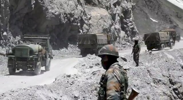 लद्दाख में भारतीय और चीनी सेना के बीच झड़प,इंडियन आर्मी के एक अधिकारी और दो जवान शहीद, दोनों पक्षों के वरिष्ठ सैन्य अधिकारी मौजूदा तनाव कम करने के लिए कर रहे हैं बैठक 