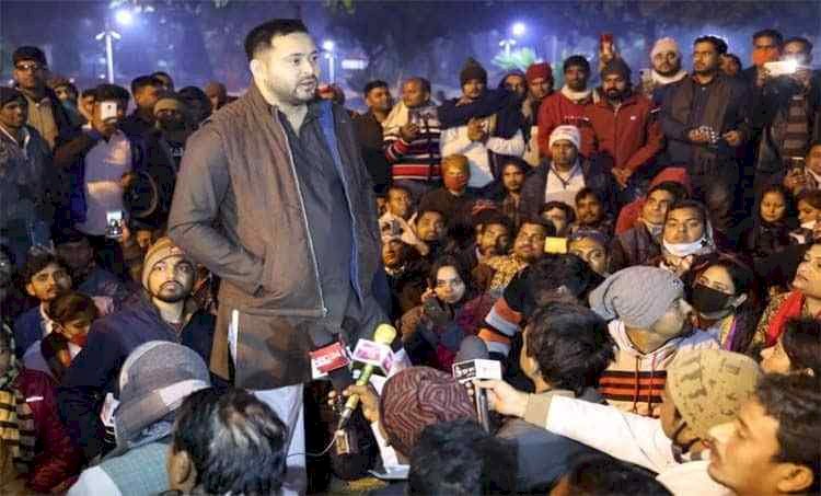 शिक्षक अभ्यर्थियों के साथ सड़क पर उतरे तेजस्वी ने जब पटना डीएम को मिलाया फोन, पढ़ें पूरा मामला