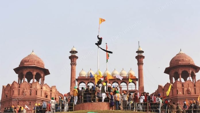 लाल किला हिंसा में पुलिस ने 25 आरोपियों की पहचान की, फरसा-तलवारों के साथ दिख रहे हैं तस्वीरों में उपद्रवी