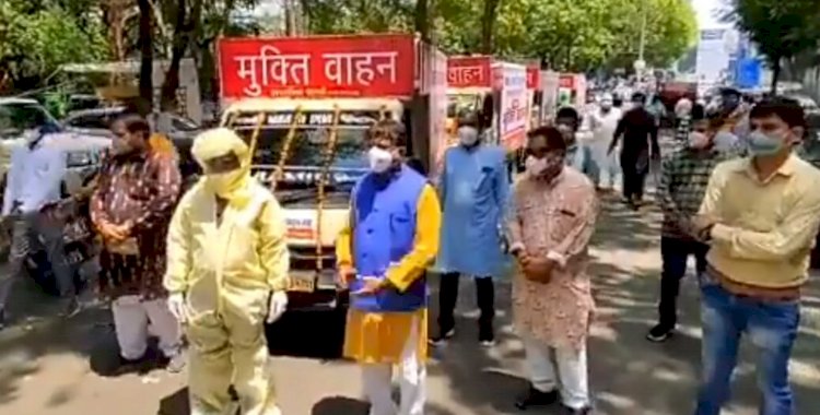 शव वाहनों संग तस्वीर खिंचा घिरे बीजेपी नेता, कांग्रेस ने बताया- शर्मनाक फोटोशूट