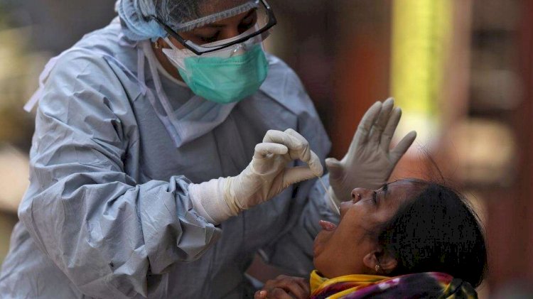 देश में आफत के साथ राहत भी, कोरोना केस बढ़े पर मौत के मामलों में आई बड़ी गिरावट