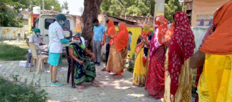 शहरों के बाद गांवों में जिंदगियां लील रहा कोरोना संक्रमण, कई जगह खत्म कर दिए परिवार