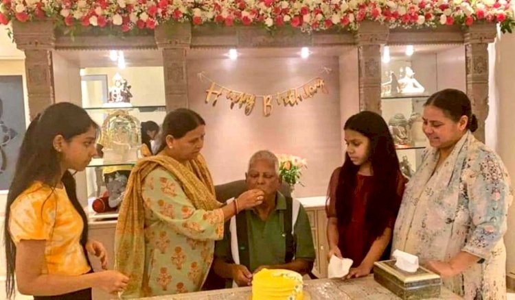दिल्ली में मना लालू यादव का बर्थडे, देखें केक सेरेमनी की फोटो