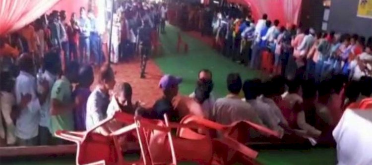 वैक्सीनेशन सेंटर पर जमकर हुई धक्का-मुक्की, सोशल डिस्टेंसिंग की उड़ी धज्जियां, पुलिस ने किया लाठीचार्ज