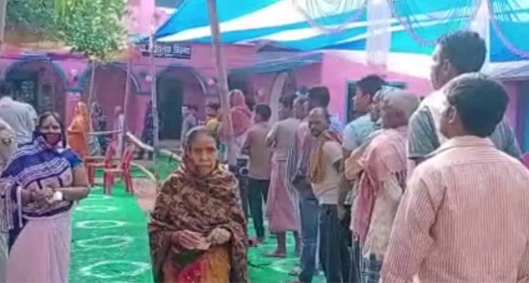 तारापुर और कुशेश्वरस्थान में वोटिंग जारी, मतदान केंद्रों पर लगी है भीड़