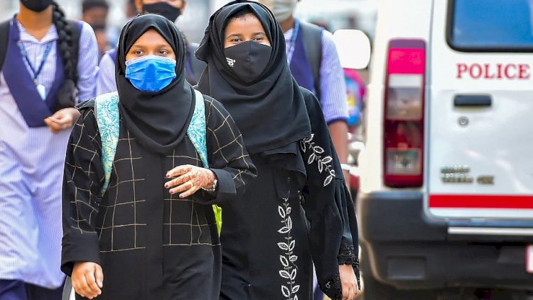 वकील ने हाईकोर्ट में कहा: मुस्लिम लड़कियों के साथ दुश्मनों सा व्यवहार क्यों कर रही सरकार