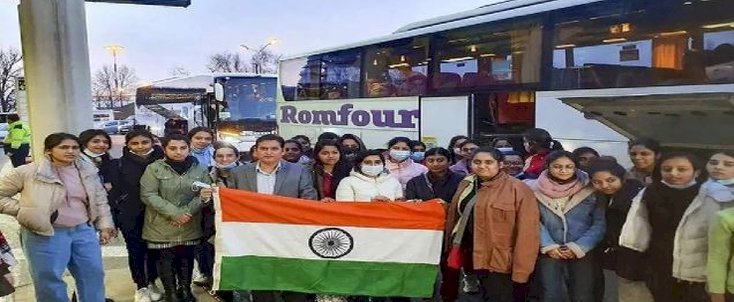 भारतीय छात्रों का  यूक्रेन में ‘ढाल’ बना तिरंगा, तिरंगे के साये में वापस लौट रहे वतन