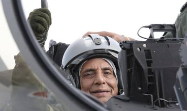 रक्षा मंत्री राजनाथ सिंह ने भरी राफेल की उड़ान, सवारी से पहले विजयदशमी पर की शस्त्र पूजा