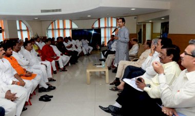 शिवसेना को सीएम पद से कम कुछ भी स्वीकार नहीं,उद्धव ठाकरे ने नवनिर्वाचित विधायकों की बैठक में लिया फैसला, सभी विधायकों ने एक स्वर में किया समर्थन