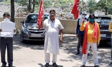 Corona Update : कोरोना संकट के बीच फुसरो में यूनाईटेड कोल वर्कर्स यूनियन का प्रदर्शन,प्रधानमंत्री के नाम एसडीओसीएम परियोजना पदाधिकारी को सौंपा मांग पत्र,कामगारों की समस्याओं के समाधान की अपील