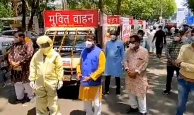 शव वाहनों संग तस्वीर खिंचा घिरे बीजेपी नेता, कांग्रेस ने बताया- शर्मनाक फोटोशूट