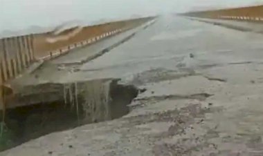 लगातार हो रही बारिश से जय प्रभा सेतु का किनारा धंसा, बिहार से यूपी का संपर्क कटा