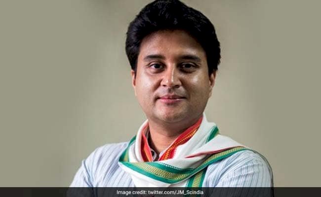 कांग्रेस नेता ज्योतिरादित्य सिंधिया ने अपनी ही सरकार पर खड़े किए सवाल,भिंड में लगे उनके पोस्टर पर भी मचा है बवाल