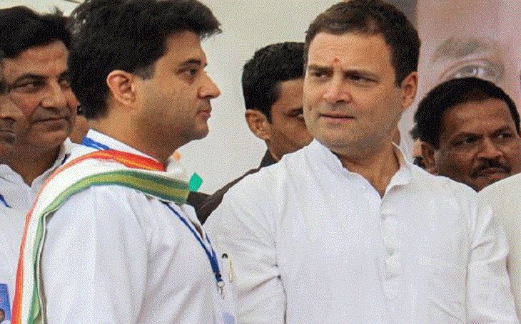 कांग्रेस नेता ज्योतिरादित्य सिंधिया ने अपनी ही सरकार पर खड़े किए सवाल,भिंड में लगे उनके पोस्टर पर भी मचा है बवाल