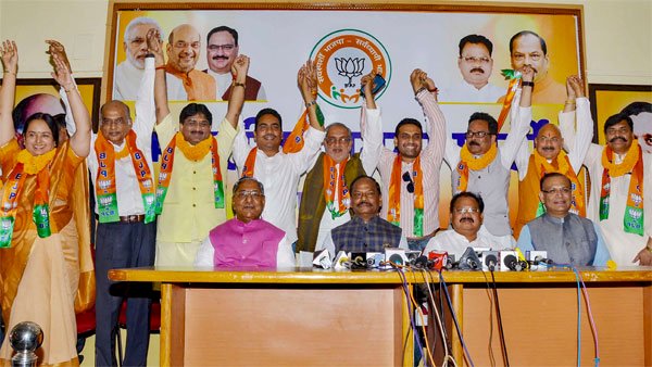 झारखंड में विधानसभा चुनाव से पहले विपक्ष को तगड़ा झटका,कांग्रेस के तीन,जेएमएम के दो और एआईएफबी के एक विधायक बीजेपी में शामिल